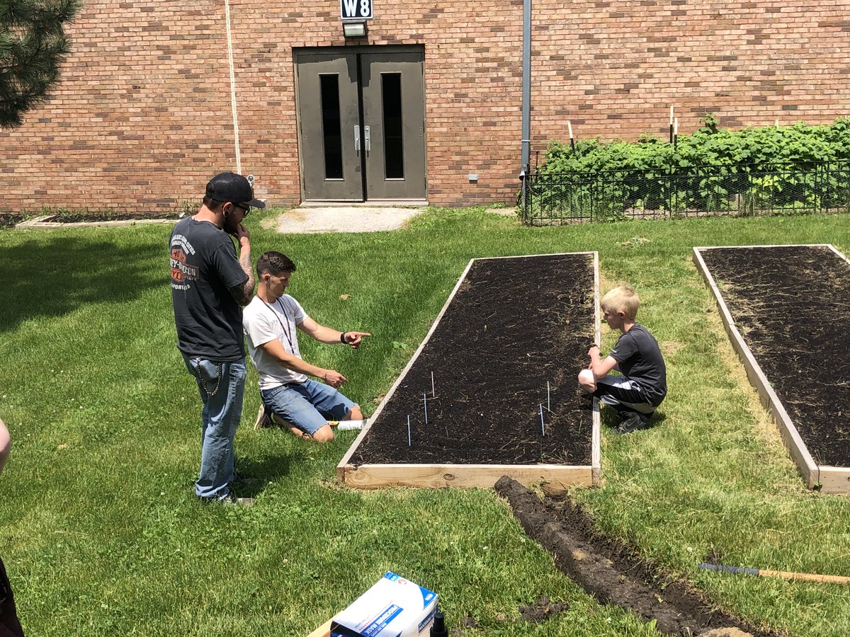 MrSeamer's tweet photo. Another successful plant @ the Bridgeview Legacy Garden today! Special shout-out to my green-thumbed brother, @MrLBeausoleil, for his knowledge and passion for providing this wonderful learning opportunity to students!  #pvpride  #brdvpride https://t.co/RgZeN8aDZs