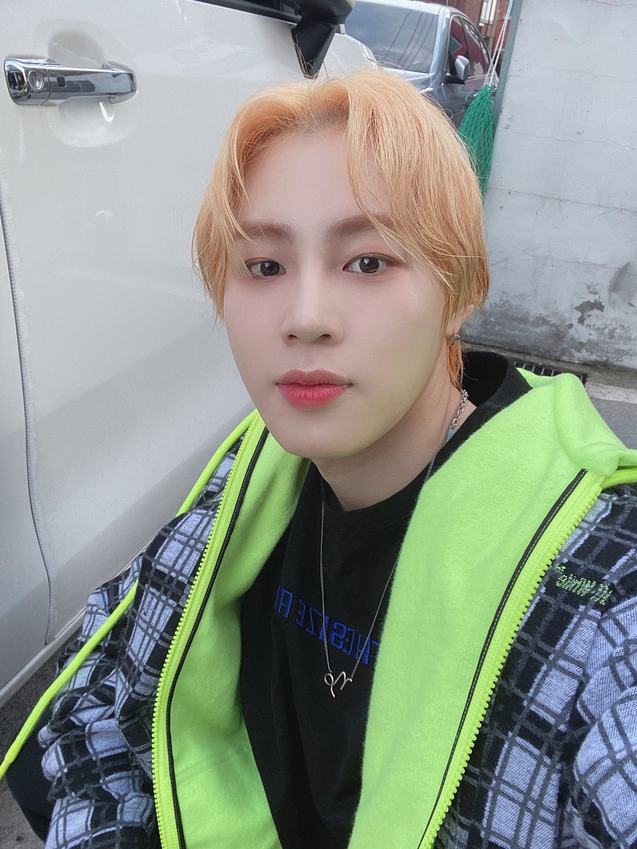 gooreumseng's tweet photo. 무슨 일이 일어나고 있나요? 하늘여러분~ https://t.co/H0B71rbXMc