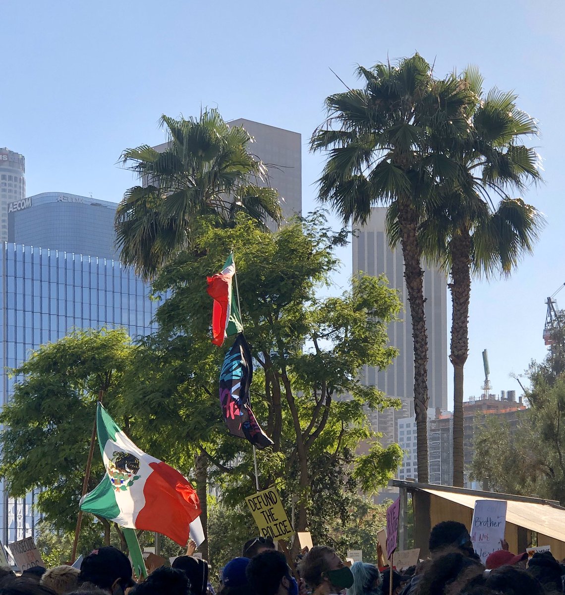 marissawenzke's tweet photo. scenes from peaceful protests this afternoon at #LAcityhall #DowntownLA #BLM #GeorgeFloydProtests #BreonnaTaylor https://t.co/y7LjSLOumK