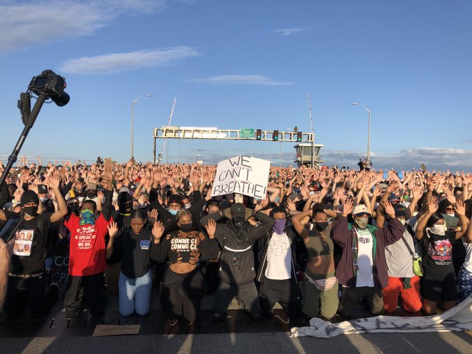 YourAnonCentral's tweet photo. The entire protest is down on its knees, hands up, filling up the Morrison Bridge, Portland, Oregon. (📸 @BlazerFreeman) #GeorgeFloyd #ICantBreathe #BlackLivesMatter https://t.co/9zMDzP3JD5