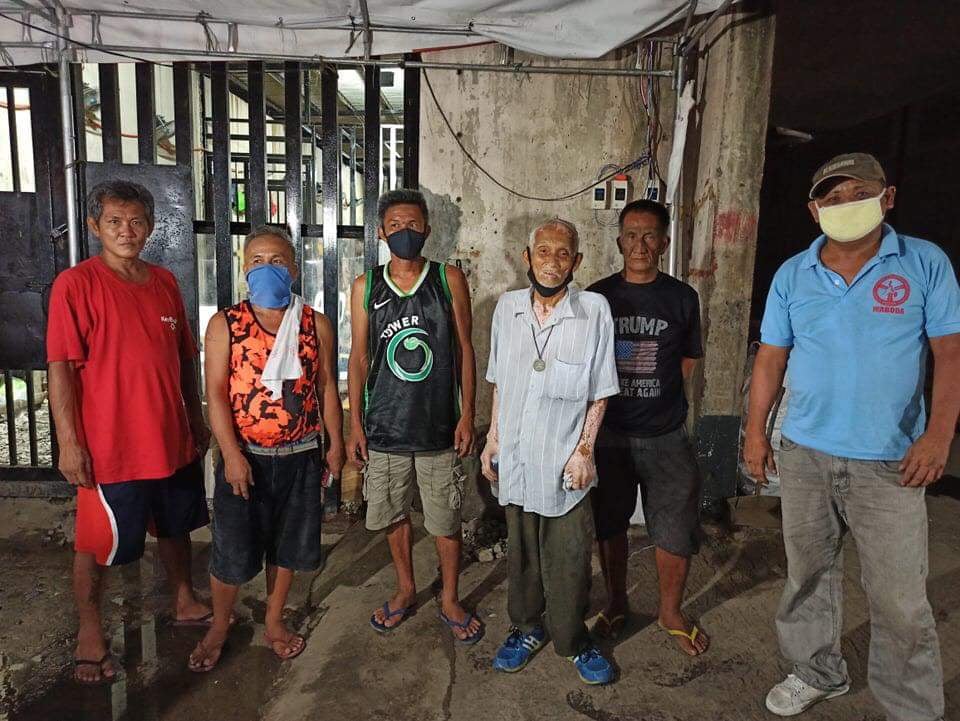 PhilippineStar's tweet photo. Two days since they were arrested for holding a rally along EDSA in Caloocan, the 6 jeepney drivers are still detained after they underwent inquest yesterday on disobedience charges. One of those in detention is 72 yr old jeepney driver Elmer Cordero. 📸: Piston @mjaysoncayabyab https://t.co/LEt6cS2XXD