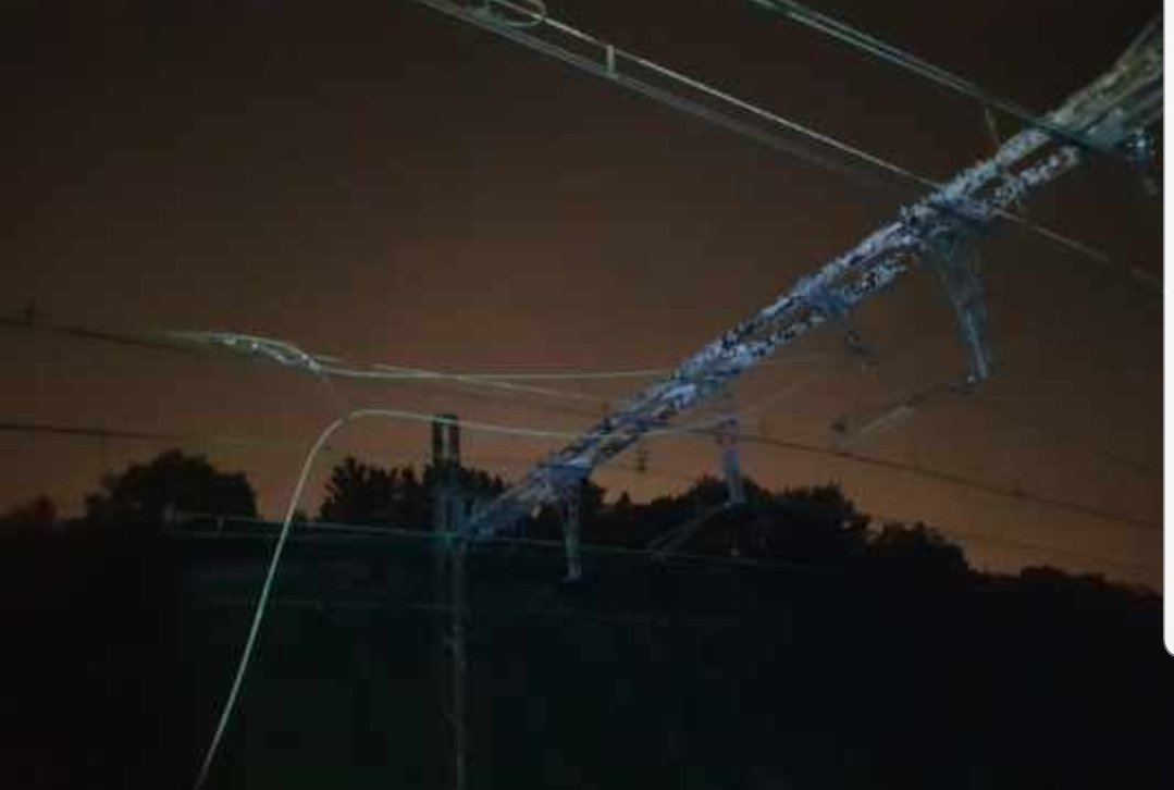 DanielGardeux's tweet photo. Violents orages hier soir sur l'Île de France. Conséquences ? Dégradations de l'infrastructure ferroviaire, ici au Sud de Brétigny. Les équipes caténaire ont œuvré toute la nuit pour rétablir le traffic ferroviaire ce matin @RERC_SNCF @SNCFReseau @GroupeSNCF #IPSO https://t.co/BkjP1onpZh