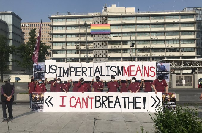 YourAnonCentral's tweet photo. Korean protesters in solidarity with George Floyd protesters. (📸 @reclaimkorea) #GeorgeFloyd #ICantBreathe #BlackLivesMatter https://t.co/xQydNYSYwB