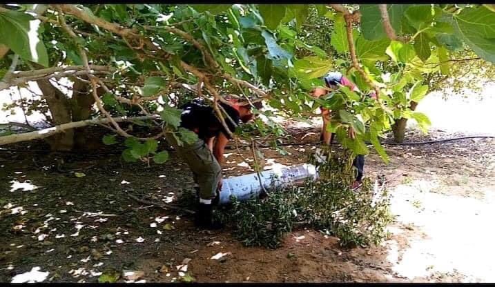 LibyaAlKhabar's tweet photo. #عملية_بركان_الغضب: هيئة السلامة الوطنية تنتشل صاروخ طيران من مزرعة مواط�� في عين زارة خلف سجن الرويمي.

أكثر من خمسة أطنان هي حصيلة مخلفات الحرب من القذائف والصواريخ التي أطلقتها ميليشيات حفتر وانتشلتها إدارة المفرقعات ومعالجة المتفجرات خلال عام من العدوان https://t.co/tpj9Xadtzq