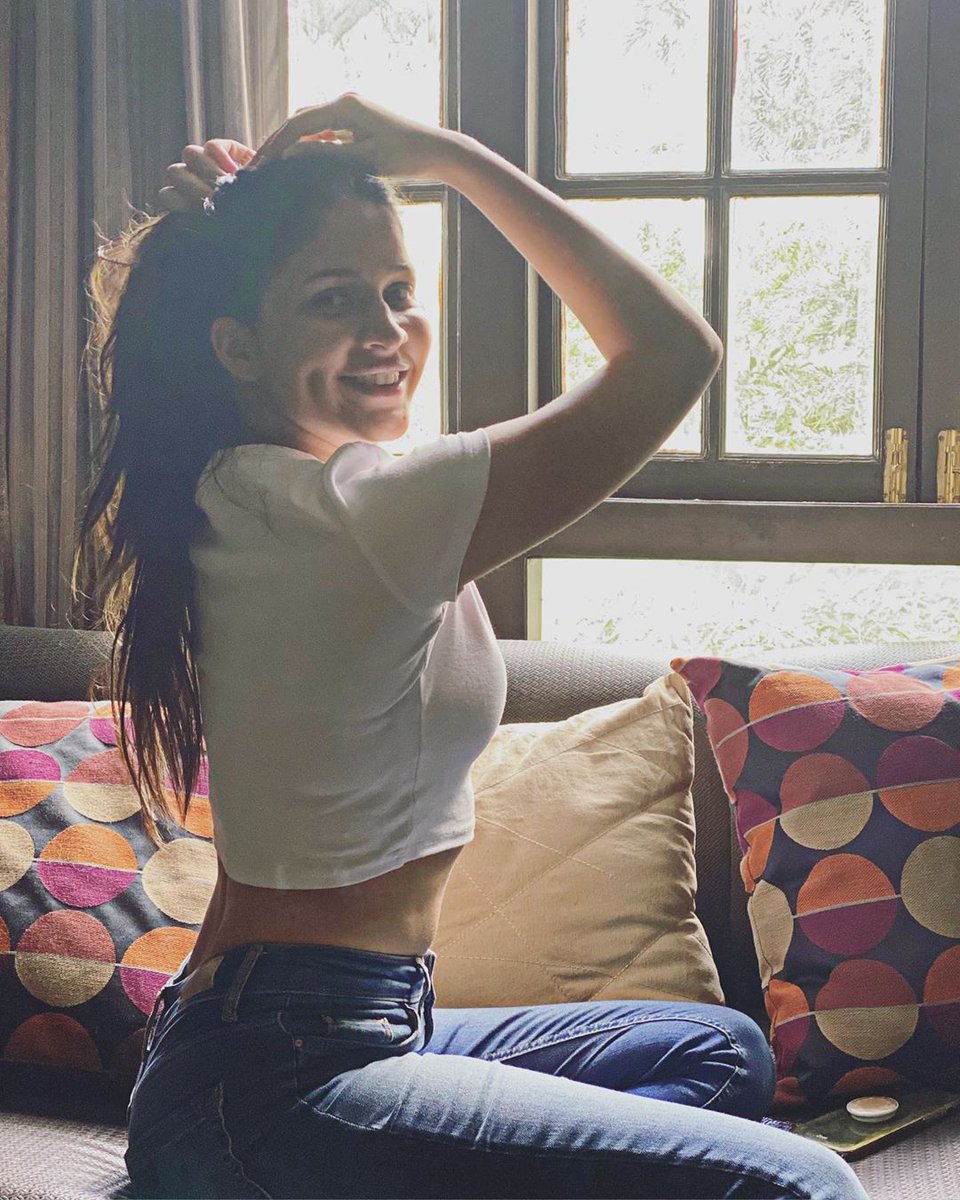 HydTimes's tweet photo. .@Itslavanya looks so gorgeous in these pics, doesn't she?
#LavanyaTripathi #ViewThroughTheWindow #HomeShoot #Unlock1 https://t.co/crcjAyLsqK