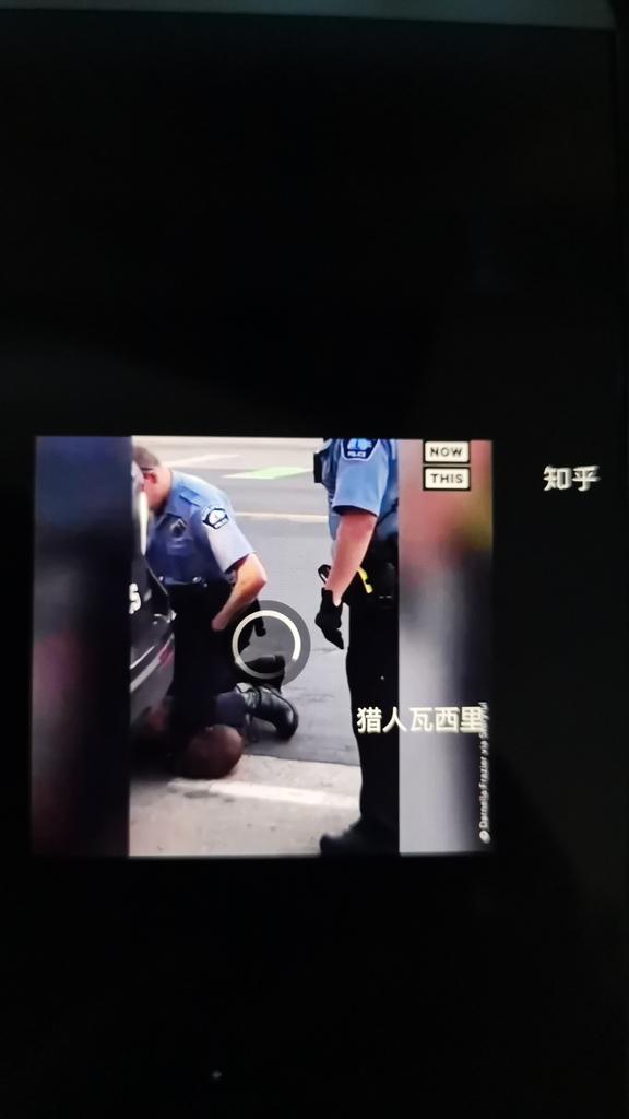 Williamerican's tweet photo. @caijingxiang 31年前的照片太旧，也分不清真假啦。看看最新的，在某国，人比坦克厉害多啦！ https://t.co/hsfNTWxrFQ
