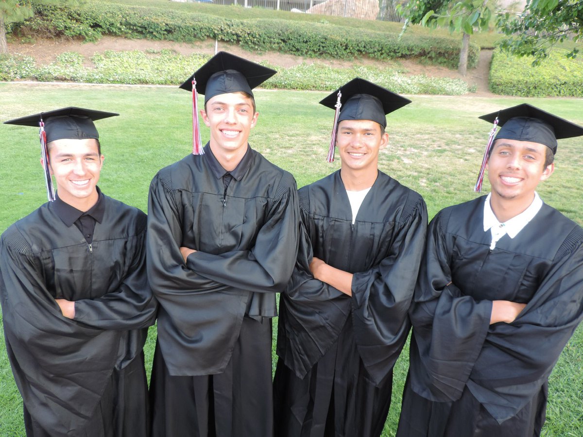🎓 Congrats Seniors 2020 🎓
We wish you all the best of luck in College. We’ll be watching! Don’t forget you’ll always be Huskies🐾 Morning runs are always open 👊🏽