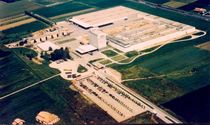 barillagroup's tweet photo. Più di 50 anni nel segno dell'innovazione e del cambiamento: costruito guardando al futuro, il nostro stabilimento di #Parma è il pastificio più grande del mondo. #InsideBarilla https://t.co/9tcdttuAWp https://t.co/ggzcC5meli