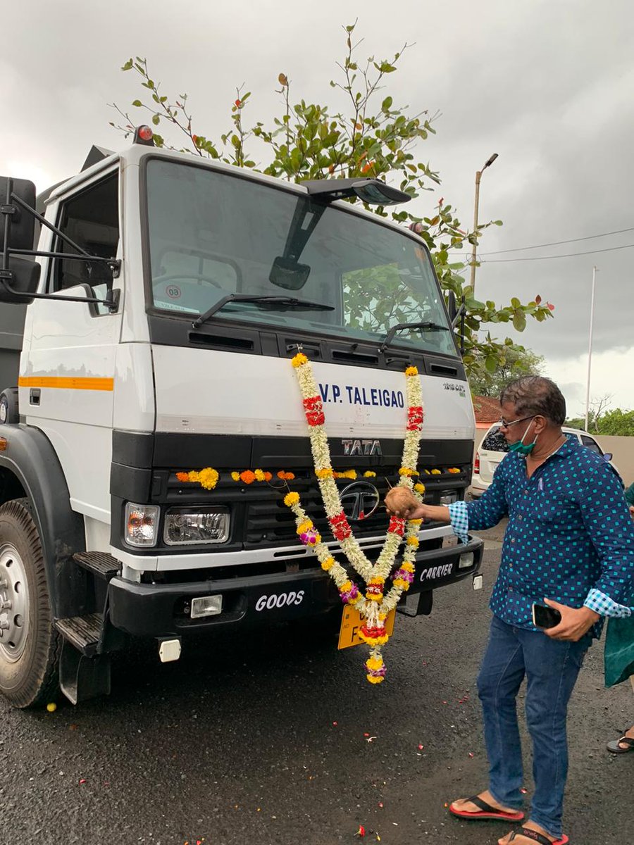 SmtJMOfficial's tweet photo. Happy to inaugurate the semi-automated side loader garbage truck, along with Sarpanch, Deputy Sarpanch, Panchayat Sec & other #Taleigao Panchayat officials at the Community Center. We are addressing & tackling the #garbageissues with the unified efforts of our community & team. https://t.co/VUpPwa6lYi