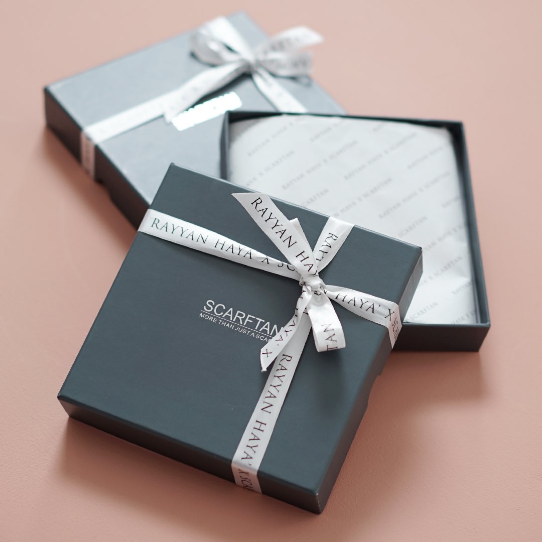 RayyanHaya's tweet photo. @hanifjamals Hye koranggg teringin tak nak hadiahkan bawal cantik utk someone special? 🙈 

Kite ada jual Gift Box macam ni kalau berminat boleh DM kite now sbb tgh ada promo best!!! 🥳😜  

Siapa DM kita ada special Free Gifts nak share 😱 https://t.co/UBlUv6X0GL