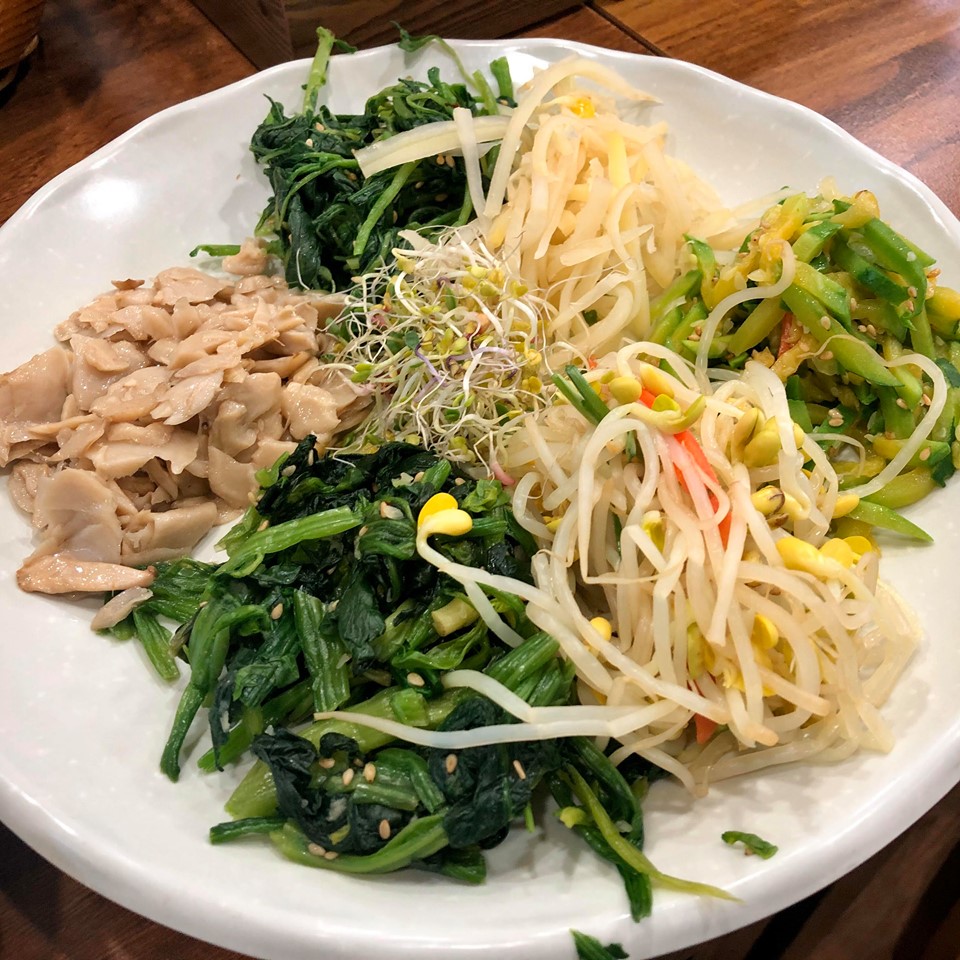 visitkoreaFR's tweet photo. L'une des particularités des plats coréens est qu'un repas se compose de nombreux mets d'accompagnement ! 😋🥄 https://t.co/wOZ0mXgrt4
