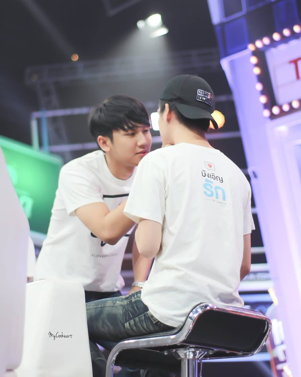 Adahada_'s tweet image. 择一城终老，遇一人白首，挽一帘幽梦，许一世倾城，写一字决别，言一梦长眠，我倾尽一生，囚你无期，择一人深爱，等一人终老，痴一人情深，留一世繁华，断一根琴弦，歌一曲离别，我背弃一切，共度朝夕。#BringVTIMEBack
Cr. Logo