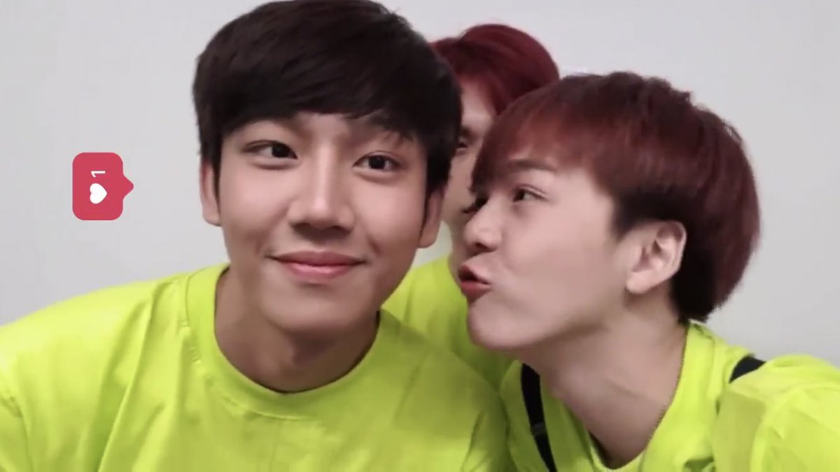 Adahada_'s tweet image. 择一城终老，遇一人白首，挽一帘幽梦，许一世倾城，写一字决别，言一梦长眠，我倾尽一生，囚你无期，择一人深爱，等一人终老，痴一人情深，留一世繁华，断一根琴弦，歌一曲离别，我背弃一切，共度朝夕。#BringVTIMEBack
Cr. Logo