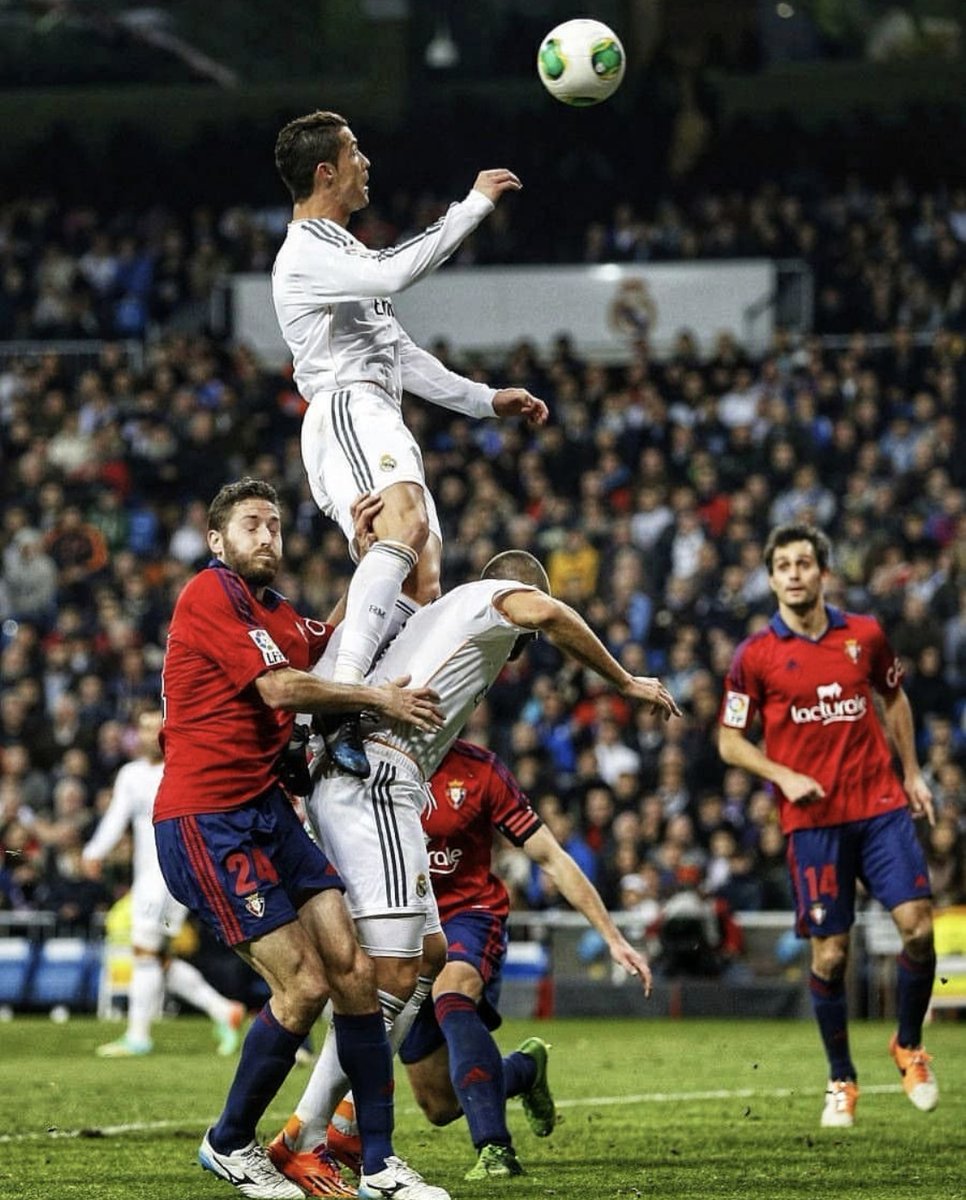 Footballtweet's tweet photo. Air Ronaldo. 🦘 https://t.co/0NXVr9v4hI