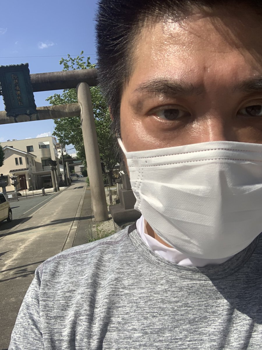 tetenchou's tweet photo. マスク着用して走ってます ٩😷ว=͟͟͞͞
もしかして…日焼けしたら…
マスク取ってもマスクしてるみたいになっちゃう⁉️

#airmask https://t.co/UuJSgL2A4G