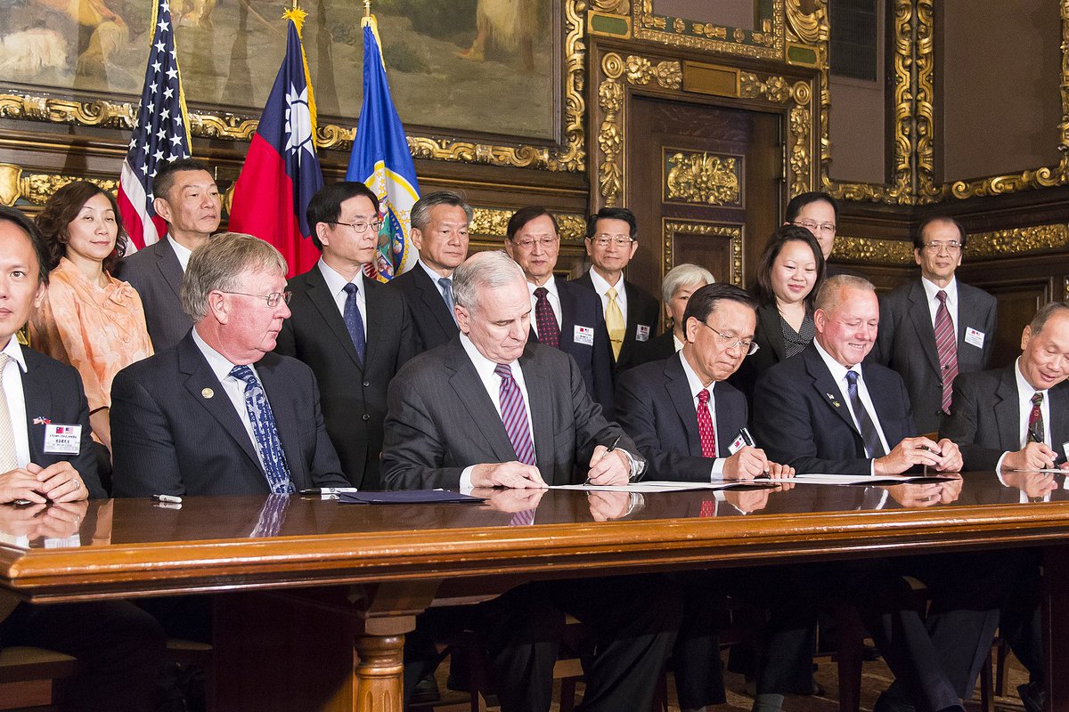 james saito, hugh heclo sitting at a table posing for the camera

commons.wikimedia.org/w/index.php?cu…