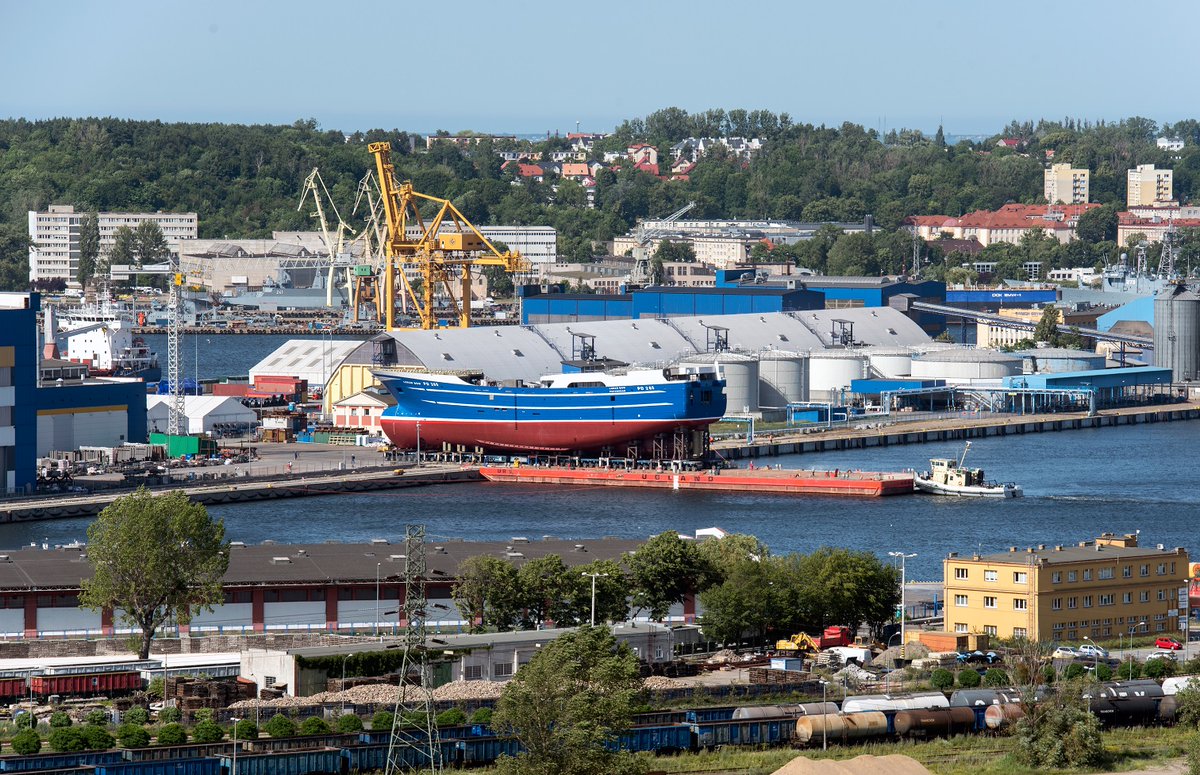 Sarens's tweet photo. Check out this huge #Ship transportation by Sarens in #Poland. We transported the 2.050T hull of #LunarBow at #Port Gdynia using 92 SMPT axel line. Find a video link in the article, too! https://t.co/YgMkgTUPcG https://t.co/4vwvYVVylm