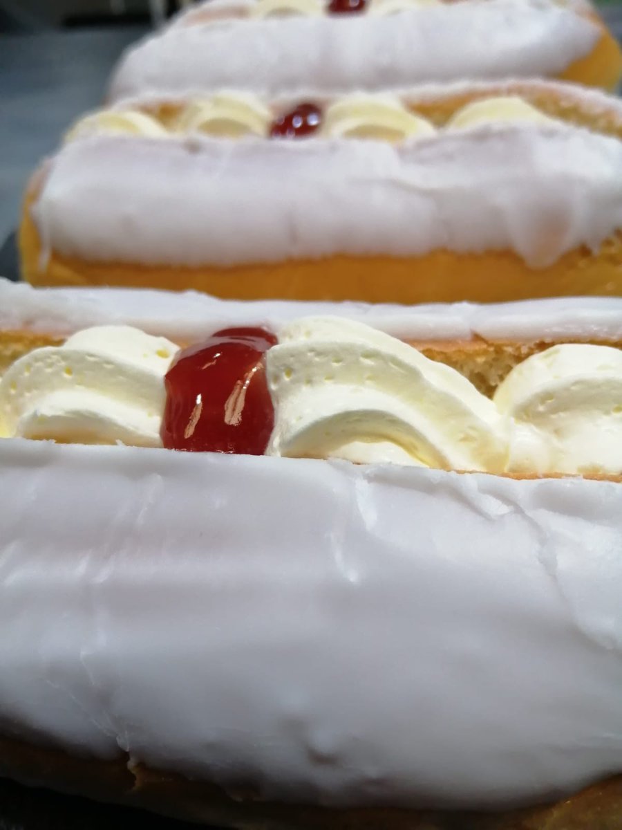 becwsmonbakery's tweet photo. 🤩 Cynnyrch yr wythnos

Wythnos yma da ni yn canolbwyntio ar ein bynsen eisin /
bynsen eisin hefo hufen synthetig. Syml ond blasus 🤤 https://t.co/lS54dVT73J