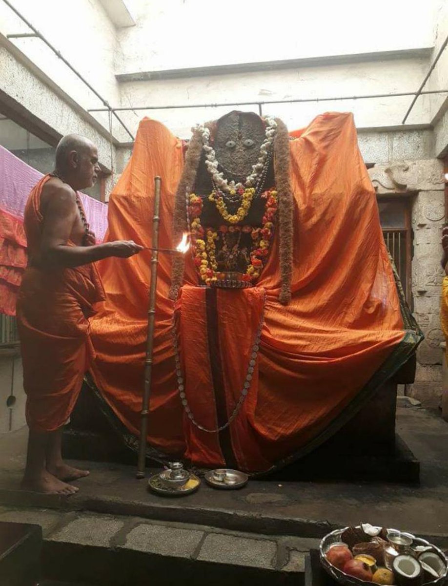 Swamiji performing Mangalarati to Sri Sripadaraja Mahaswamiji.

He was the Vidyaguru of Sri Vyasaraja Gurusarvabhoumaru.

Today is the Aradhana of Sri Sri Lakshminarayanatirtha (Sripadaraja)  Mahaswamiji, #Mulbagal #Kolar District, Karnataka.