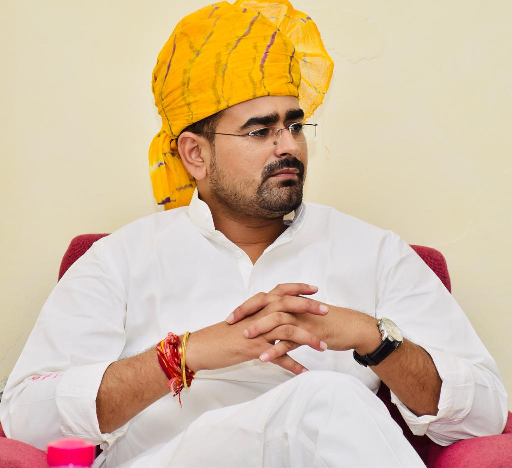 RamniwasGawriya's tweet photo. राजस्थान री शान है पगड़ी
महज आन-बान और शान ही नहीं बहुत सी जिम्मेदारियों का आभास भी है पगड़ी 🙏
#PagdiTwitter #SafaWithTwitter
#Rajasthan 
@my_rajasthan @vishvendrabtp https://t.co/NlIoZjP3iF
