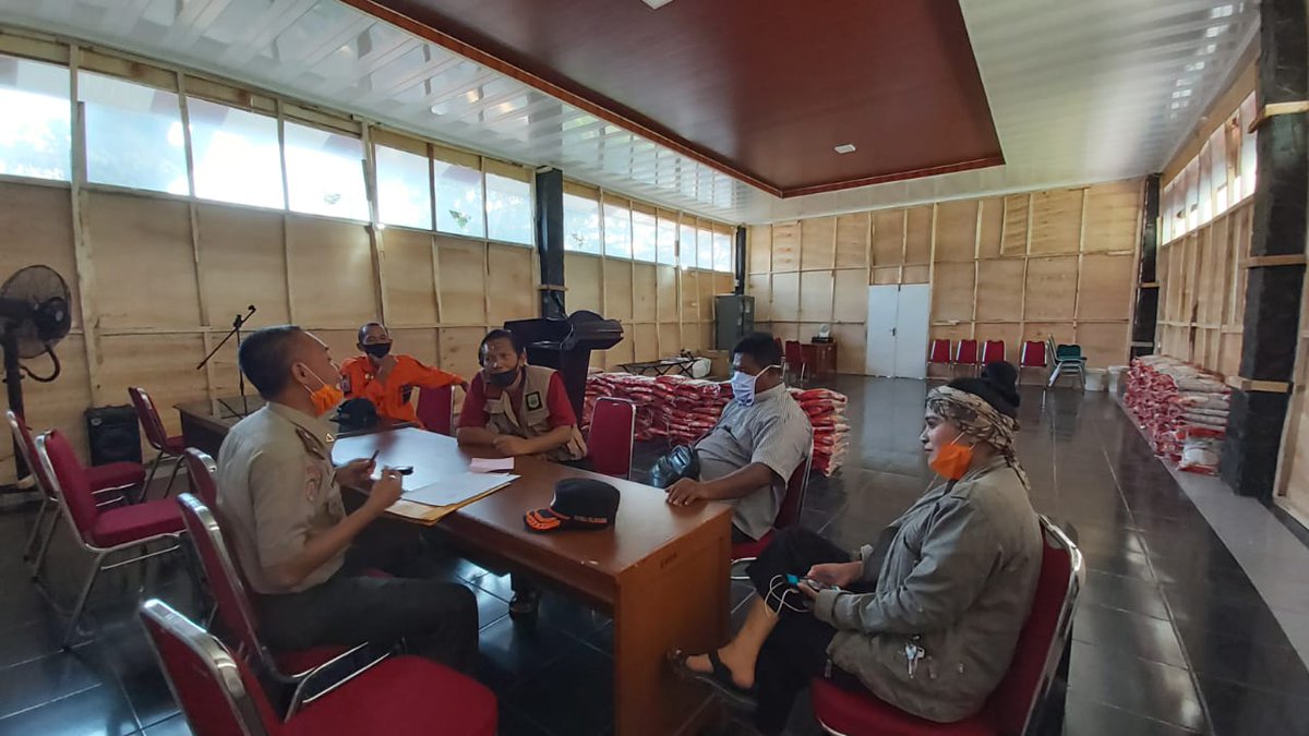 ManikNyi's tweet photo. Bersama pa kades rawalele dan kades dawuan kaler koordinasi dgn gugus tugas covid kabupaten subang 🇲🇨@kotaSUBANG @KicauSubang @beritapasundan @kabarsubangcom @Subang_Jawara @zonasubang @kidemang99 @dinsos_subang @Lurah_Subang @desa_rawalele https://t.co/O5EQF7F1X3