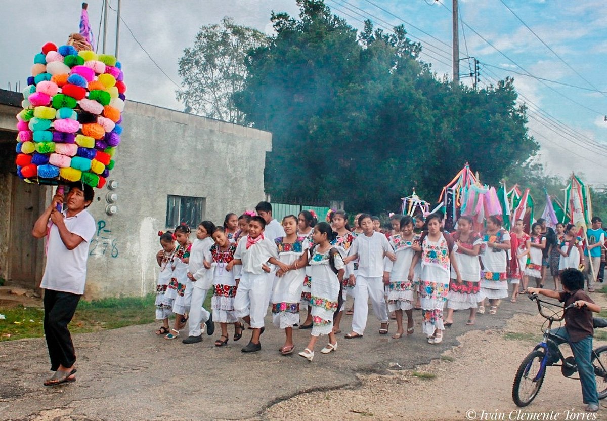 IvanClementeTo1's tweet photo. Procesión hasta la iglesia de Tixhualactún, Valladolid y por delante la cabeza de cochino.
24 de diciembre de 2013.
#valladolid #pueblosmagicos #redescubreyucatan #mexico #yucatan https://t.co/6N9hHev4bi