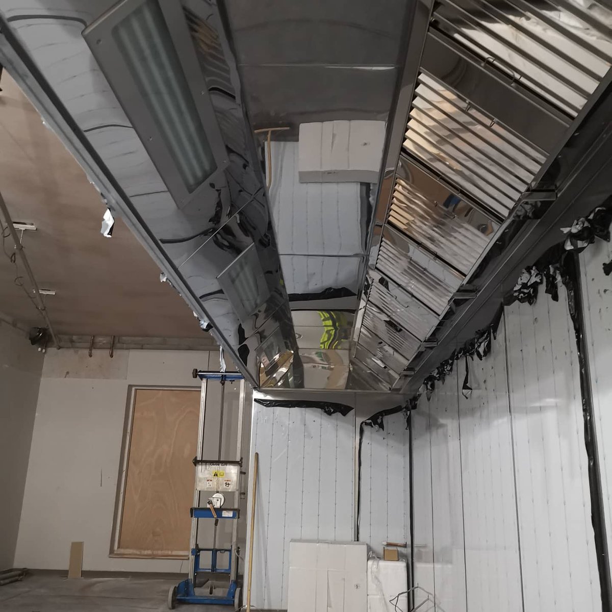 bondfabs's tweet photo. That's the inside finished 😁👍 #ventilation #kitchenextraction #commercialkitchen #stainlesssteel #extractioncanopy #commercialkitchenextraction #extractfan #stainlesssteelwallcladding #purifiedair https://t.co/hrlUI3EO32