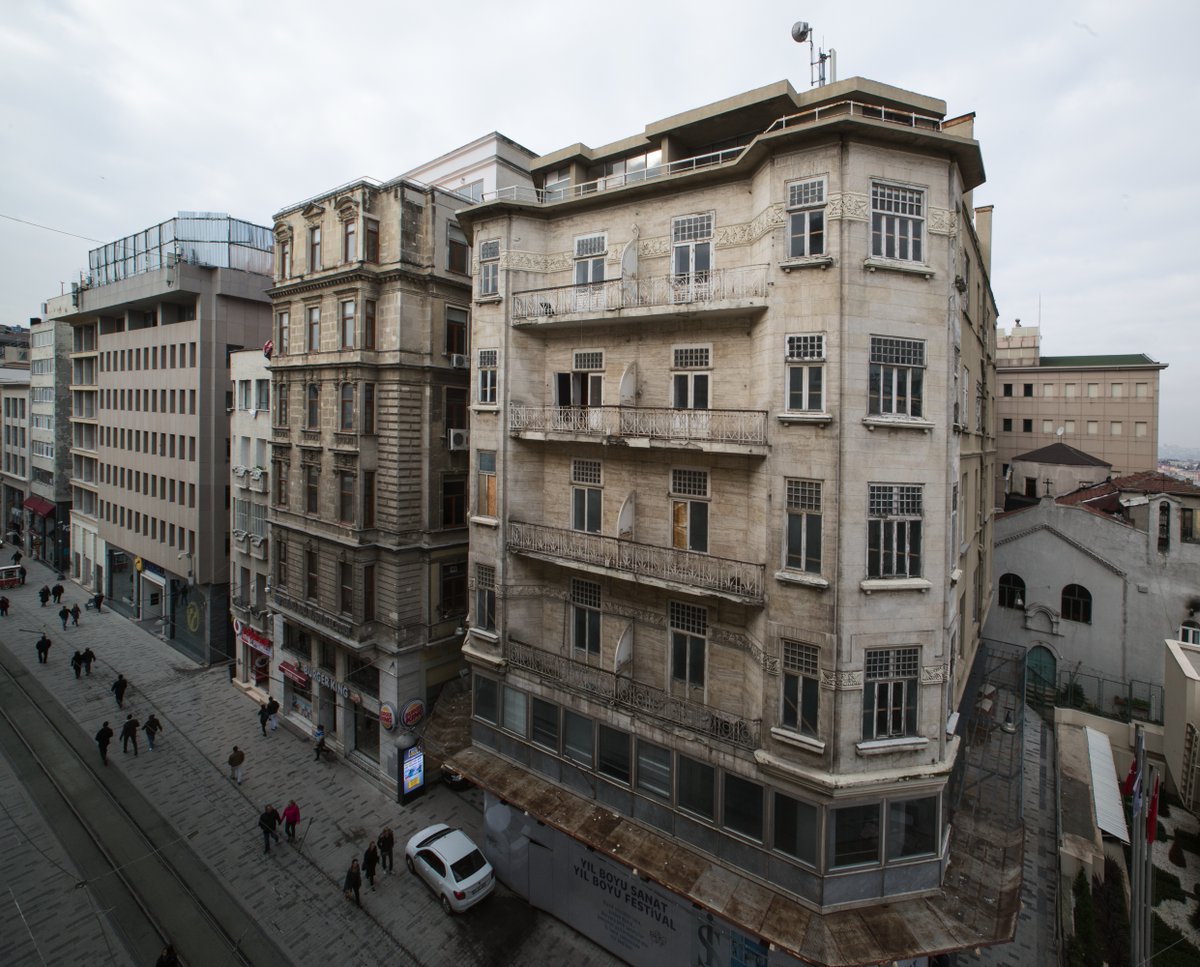 issanat's tweet photo. Türkiye İş Bankası resim koleksiyonuna ev sahipliği yapmak üzere müze olarak tahsis edilen Beyoğlu şubesinin tarihi binasının restorasyonu için uzun zamandır devam eden proje çalışmaları ve izin süreci tamamlandı. https://t.co/KmhaZ554dt