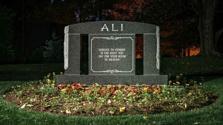 MohdMuzzammilK's tweet photo. #MuhammadAli
" The Greatest Ever "
#RememberingAli
"Muhammad Ali's body at #Louisville's Cave Hill Cemetery faces #Mecca, but with his grave dug on a hill, he also faces the sunrise."
https://t.co/uLQUj5WMGZ
@MuhammadAli @RTErdogan
@iamrana @IndoIslamicPage @KumariRukshmani https://t.co/SKyZ9V7DJR
