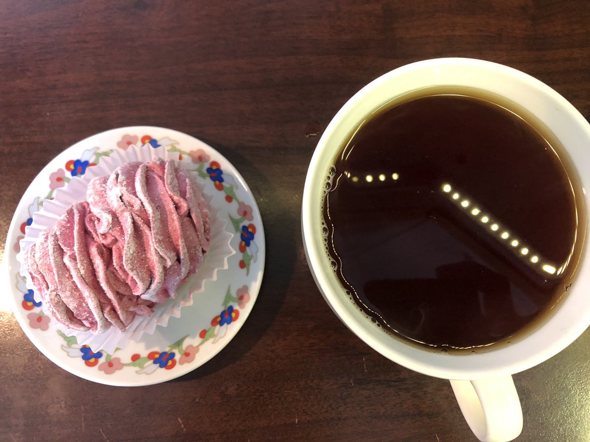 То, о чем так долго говорили большевики (с), наконец доехало и до меня ))) Кипи, спасибо! Это прекрасно, начиная с текстуры и вкуса, и заканчивая ленточками и карточками на коробке. Только ты меня обманула: их не 9, а все 18, я столько не съем  😭
Пы сы: начала со смородины)