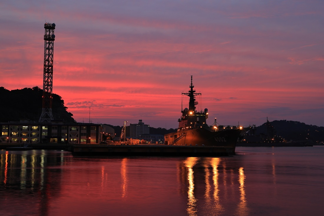 Yokoyama 写真撮る人 朱に染まる輸送艦しもきた 6 4 横須賀 ヴェルニー公園にて 雲の多い空でしたが 日没してから数分後より空が真っ赤に焼けました 思わず見とれるような夕焼け空でした 横須賀市 夕焼け空 ヴェルニー公園 海上自衛隊