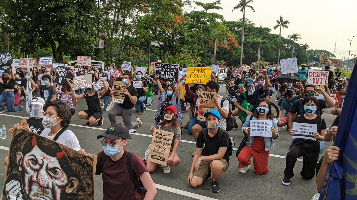 natoreyes's tweet photo. Filipinos protesting the terror bill take a knee in solidarity with #BlackLivesMatter . Fight racism, police brutality and fascism! #,JunkTerrorBillNow https://t.co/EB6NJyPro7
