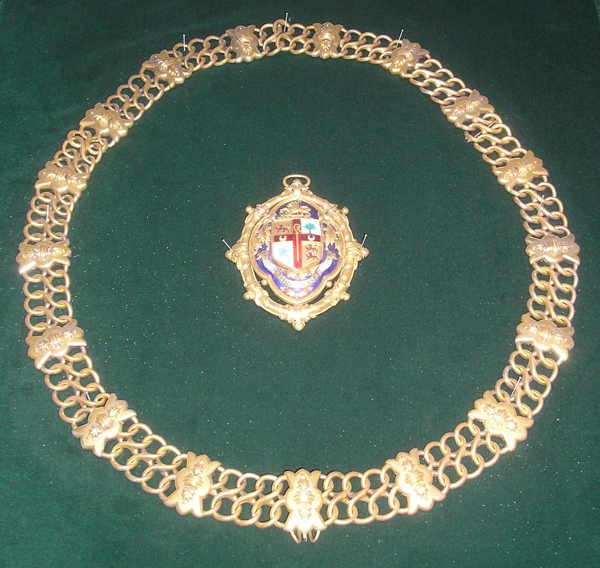 WilliamsonArt_'s tweet photo. As a council museum some of our #BestBling is mayoral chains & badges - and we have heaps! This is the chain & badge for the Borough of Birkenhead, incorporated into Wirral Council in 1974.
#CURATORBATTLE @YorkshireMuseum https://t.co/M6JCFa0oVV