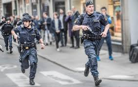 Qeruiem's tweet photo. Minns ni den här bilden?
Minns ni den här dagen?
Hade ni nära och kära som ni inte visste var de befann sig under terrorattentatet på Drottninggatan?

Det är de här hjältarna som de nuvarande demonstrationerna pissar på när de skränar sin ACAB-skit.

Idioter. https://t.co/j6PfaV5cp0