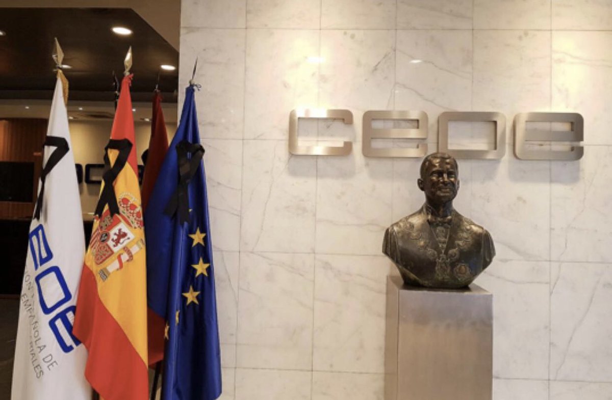 immirrefa's tweet photo. #ProtocolFail en el acto de la CEOE presidido por el Rey.Banderas pinchadas con luto y bandera CEOE antepuesta a europea🥴. El protocolo y el luto oficial están basados en leyes que hay que cumplir.Ahora más que nunca, sin público presente, los errores son mucho más evidentes 🧐 https://t.co/n1XMCsysjo