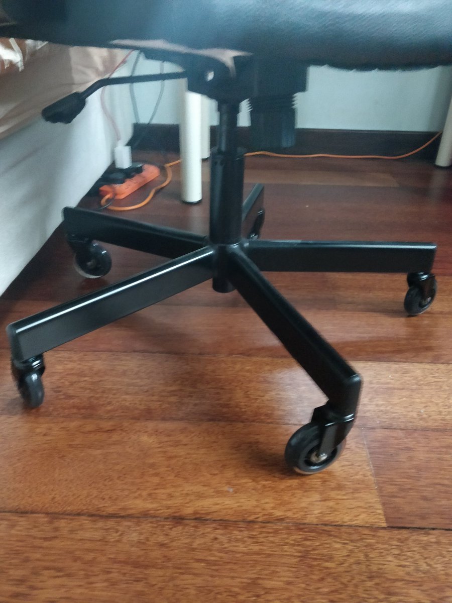 syazmansies's tweet image. Whoever have a chair that can move. I reccomend you to change the wheel to rollerblade wheels. Damn nice. So smootthhhhh. Save your wood floors from scratch marks