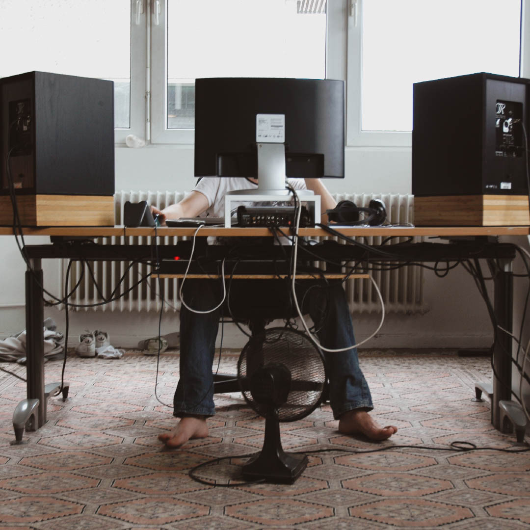 labor_digital's tweet photo. Na, wer hat es sich denn hier in unserem damaligen Office am Nordhafen gemütlich gemacht? Könnt ihr erraten, wer sich hier versteckt? 🖥️

#tbt #tb #throwback #throwbackthursday #oldbutgold #gear #creative #creativespace #memories #labordigital #digital https://t.co/oiLfq9rdYP