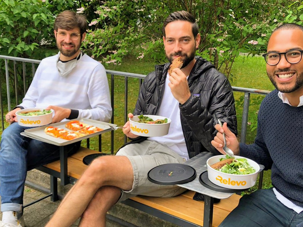 AWM_Muenchen's tweet photo. Relevo - ein neues Münchner Startup im Kampf gegen die Flut an Togo-Einwegmüll. Das Mehrwegsystem startet zu Beginn im Coucou Food Market, Nymphenburgerstr. https://t.co/K6V1V0yJAA #muenchengegenmuell #Abfallvermeidung @rehabrepublic  @GreenCityeV @TollwoodMunich @post4julia https://t.co/QlIH3wsGgn