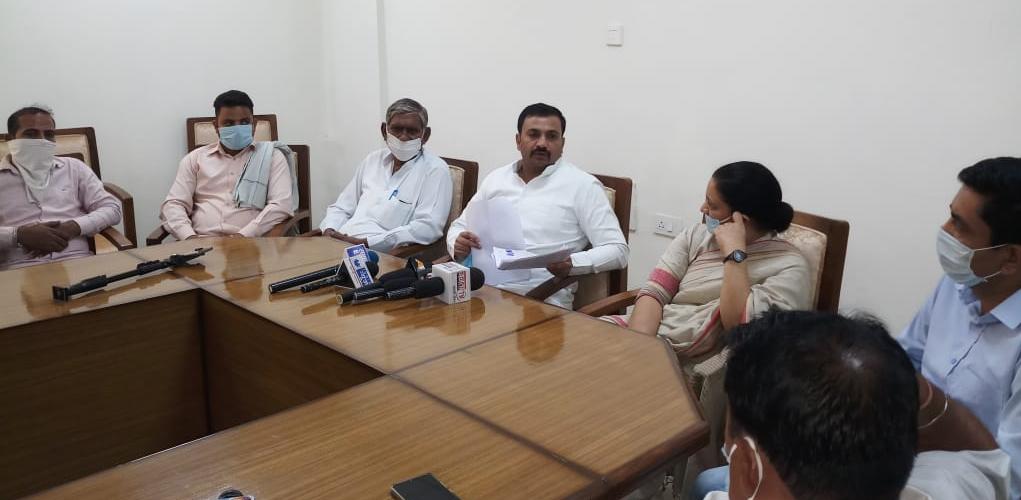 SunilPanwarINC's tweet photo. मनरेगा मजदूरों की समस्याओं को लेकर @RGPRSinc @RGPRSharyana @INCHaryana के नेतृत्व में प्रेस वार्ता की व मनरेगा मजदूरों की मांगों को सरकार के समक्ष रखा ।।
@cmohry @mlkhattar से आग्रह है कि जल्द ही मनरेगा मजदूरों की मांगों पर ध्यान केंद्रित करे और उन्हें पूरा करे । https://t.co/p9Ekh5K8fN