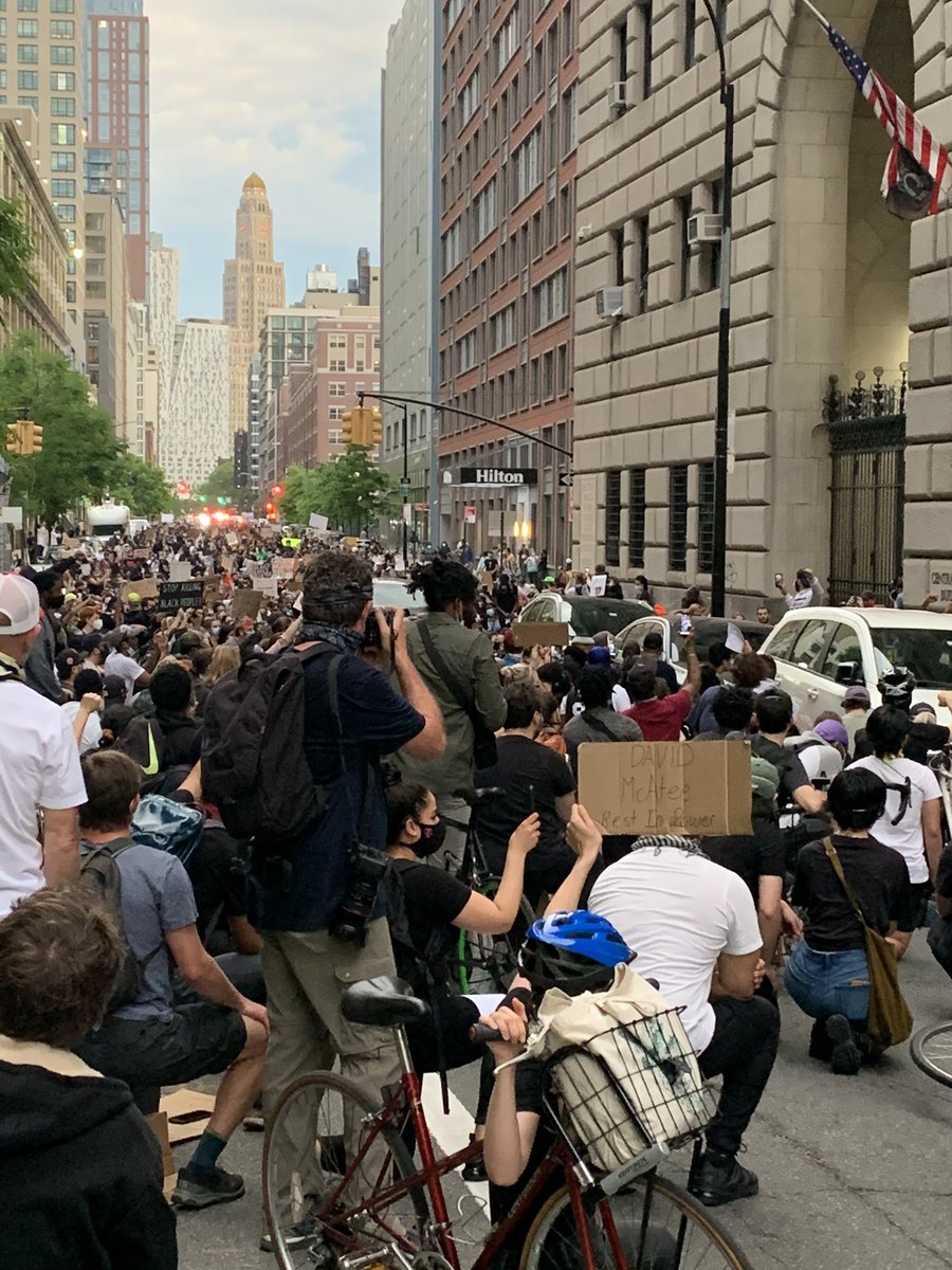 So I wanna go through what I saw in Brooklyn last night. I was with a group of a few hundred protestors. They marched peacefully, actively deescalating & avoiding cops after 8pm. Then they went to Cadman plaza, walking right into what I can only describe as a strategic nightmare.