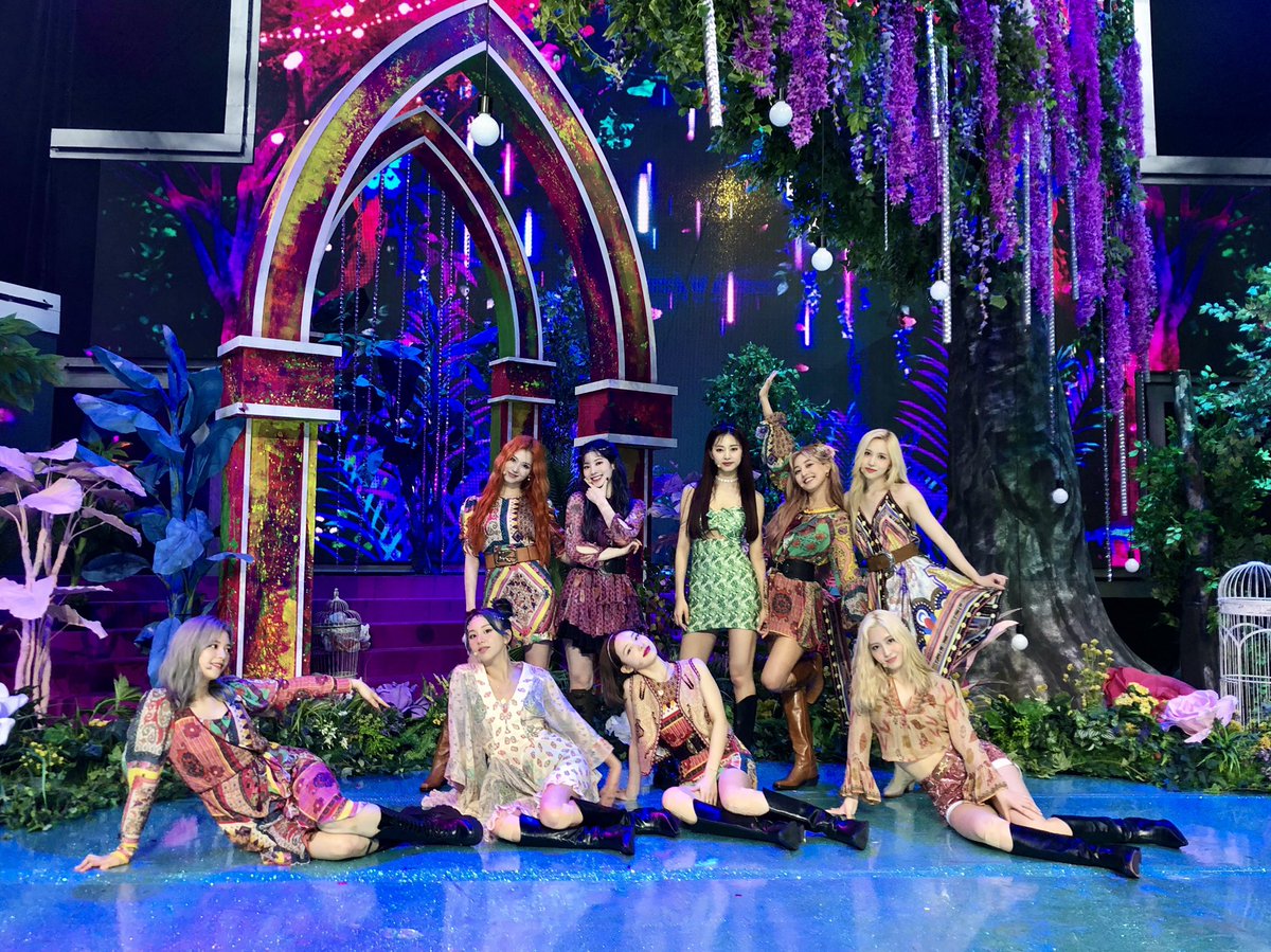 JYPETWICE's tweet photo. 오늘도 큰 사랑 보내주신 원스 여러분들 감사드립니다😘💕

여름의 시작, 트와이스와 함께 MORE &amp; MORE 즐길 준비되셨나요?🔥 원스 트와이스 잘하자!!👏

#TWICE #트와이스 #ONCE #원스 #MOREandMORE https://t.co/3XTRdSJILJ