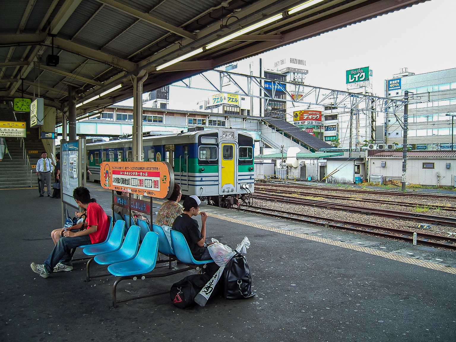 三日画師 在 Twitter 上 木更津駅と木更津駅前のアクア木更津 その後スパークルシティ木更津 元木更津そごうである 木更津駅西口のメインストリート 富士見通り買物公園 は歩道の上にアーケードが設置されている 04年8月15日撮影 T Co Rux5rpmwqv