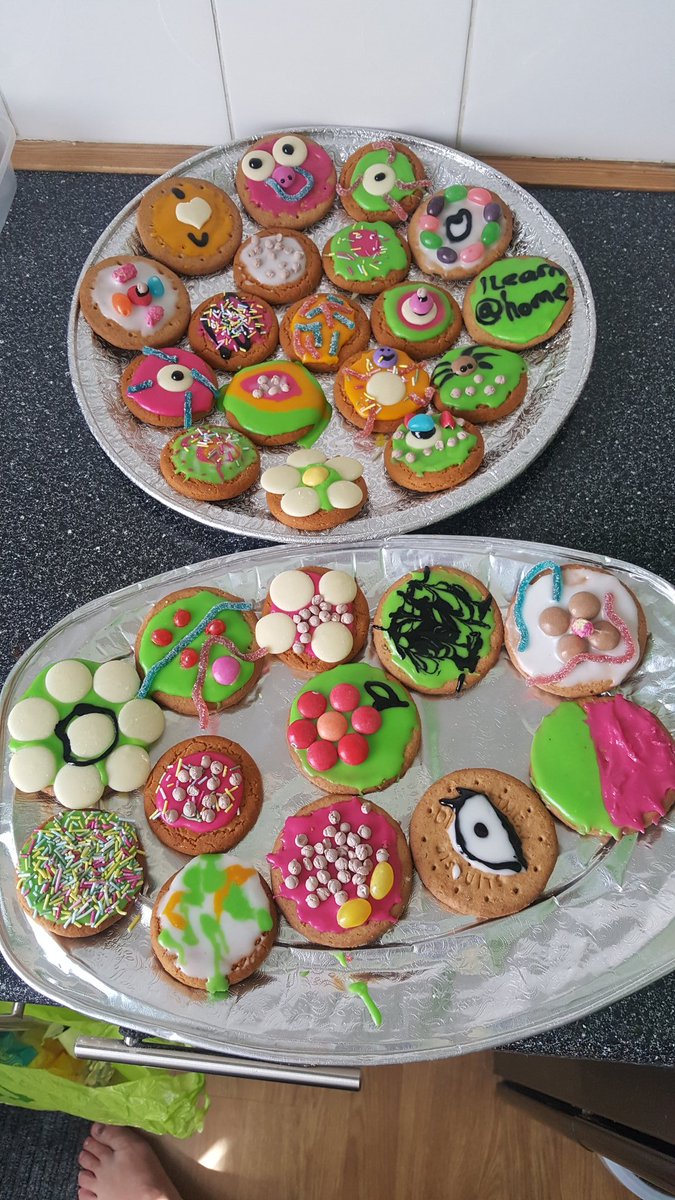 EmmaC79's tweet photo. Biscuit decorating today xx https://t.co/EfYkqgmWBj