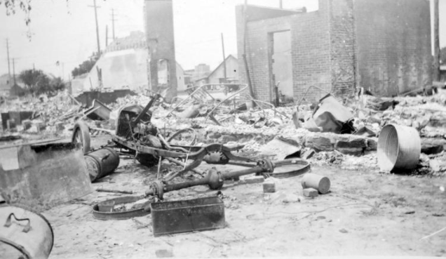 99 years ago, white Tulsans murdered their black neighbors and destroyed a thriving community. On Sunday, as protests continued there and around the country, <a href="/tulsaworld/">Tulsa World</a> launched a project about it. The timing was a coincidence. The timeliness is not. poynter.org/locally/2020/w…