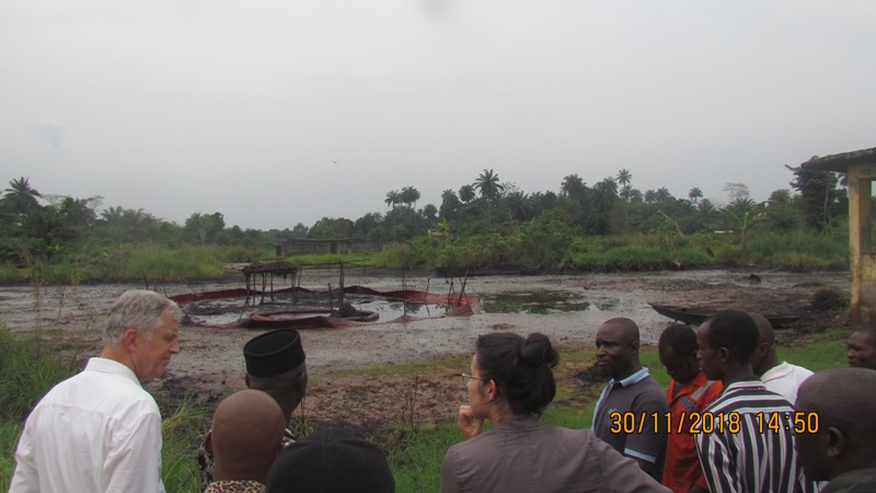 Ex- ambassadeur Robert Petri kijkt vol begrip naar een olielek van #Shell in Nigeria. Ondertussen maakte hij privé-uitstapjes met het vliegtuig van een gasbedrijf en waarschuwde hij Shell dat de FIOD er aan kwam. De NL overheid zet belangen van Shell boven mens en milieu!