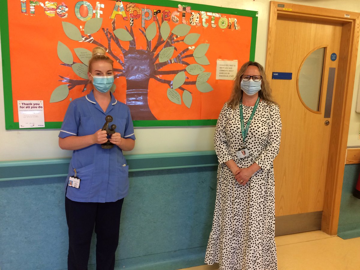 EllieDring's tweet photo. So proud to take part in Alice’s DAISY Award presentation. A wonderful nurse, and so deserving🥰Huge thanks to Sister Jane, and the whole team on D33 @MoppettSarah @LesleyReilly20 @RachelBoardman6, especially Alice. https://t.co/SrC4PF1rxD