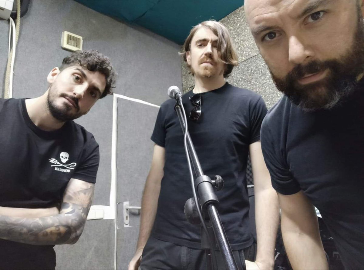 Tras varios meses volvemos a reunirnos al completo en el cuartel general. Retomamos nuestros planes de dominación mundial.

Un abrazo con profilaxis a todos los grupos que están disfrutando del placer de volver a hacer ruido. La vida sin música sería... más silenciosa.