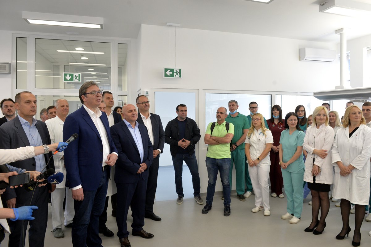 sns_srbija's tweet photo. Председник Србије Александар #Vucic @avucic отворио је реконструисана одељења Опште болнице у Лозници, те поручио да је људима потребно да осете да имају будућност и да је ово сасвим другачија слика за цело Подриње.  https://t.co/Uj3HmftGmR https://t.co/5J3hFuJjgx