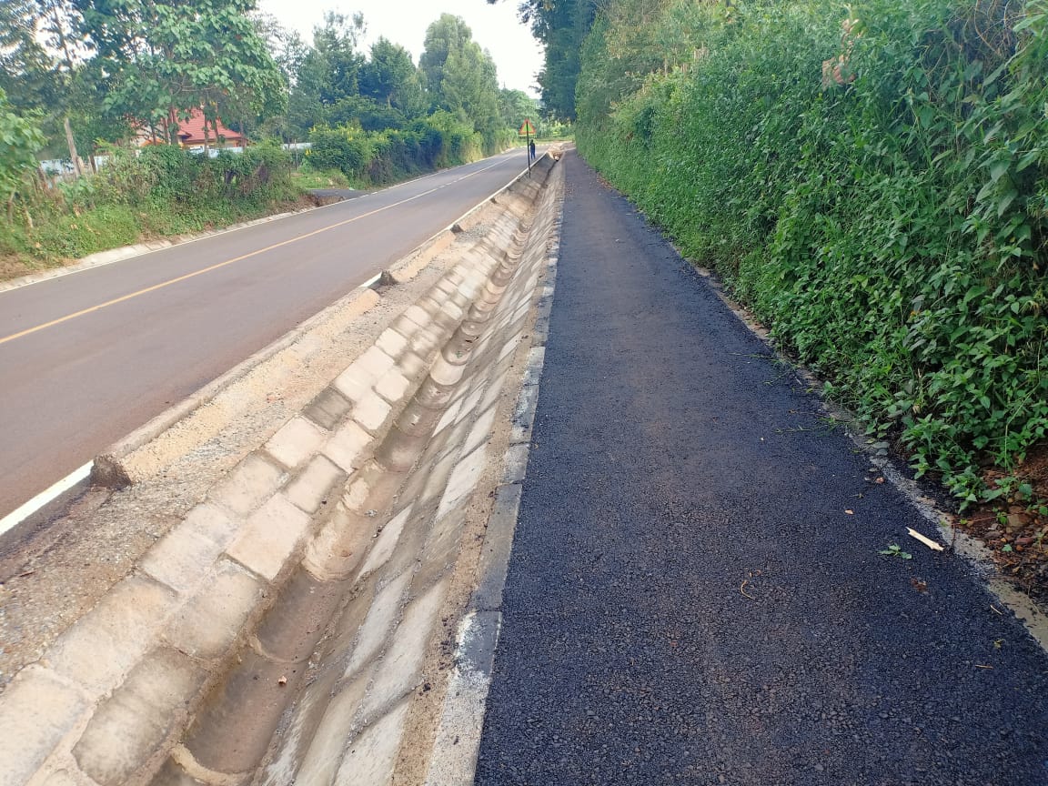 KURAroads's tweet photo. The 5 Km Kericho Bypass is now open for Public use, the bypass connects Kisumu Road and Sotik Road hence reducing traffic congestion within Kericho Town. @TweetKericho #ReimaginingKenya #RoadsKe @NziokaWaita @TransportKE @JamesMacharia_ @Aaroncheruiyot https://t.co/38YTz3ol4W