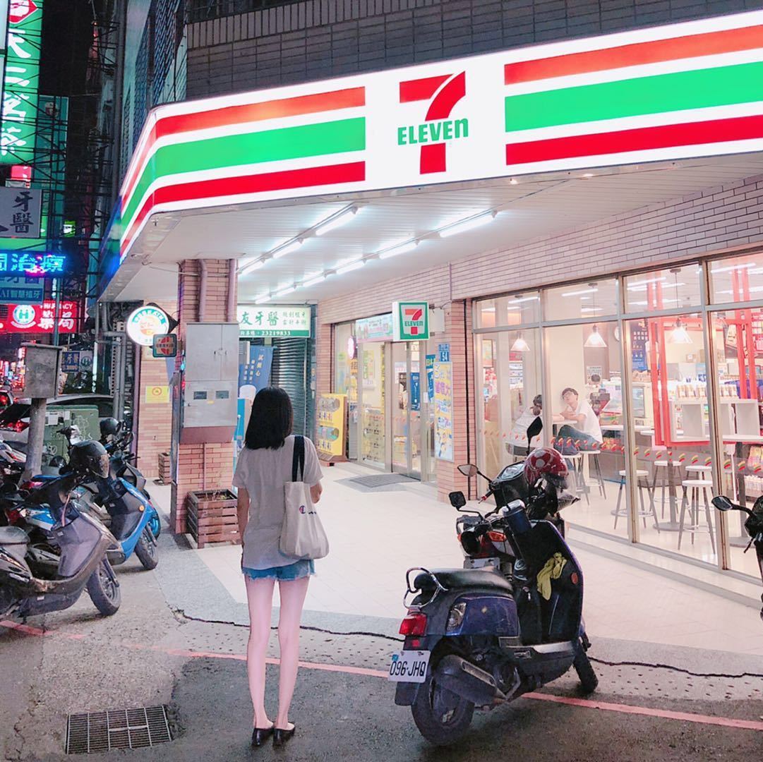 每次两腿搭在别人肩膀上的时候，忍不住呻吟。
不知道在别人眼里，我的标价是多少呢？
你买吗？